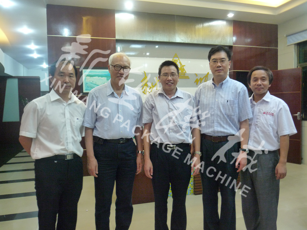 中國工程院院士段正澄、中國工程院院士、華中科技大學黨委書記邵新宇、廣東省智能機器人研究院院長張國軍一行蒞臨新望公司考察指導