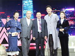 新望董事長羅永輝與著名歌星劉尊老師、汪正正老師、郭津彤老師、主持人雅琪在北京電視臺錄制節目現場親切合影